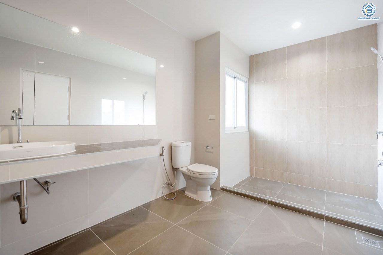 บ้านมือสองตกแต่งใหม่ โครงการ รัชชา2 บางใหญ่ เนื้อที่ 60 ตร.ว. ฟังก์ชัน 3 ห้องนอน 3 ห้องน้ำ 1 ห้องอเนกประสงค์ จอดรถได้ 2 คัน บนทำเลใกล้ถนนใหญ่เพียง 100 เมตร เชื่อมต่อถ.กาญจนาภิเษก ใกล้เซ็นทรัลเวสต์เกต ทางด่วน "ศรีรัช" และรถไฟฟ้าสายสีม่วง "สถานีสามแยกบางใหญ่"